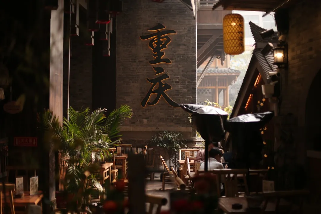 堆高车与平衡重叉车在窄巷道仓库的选型对比