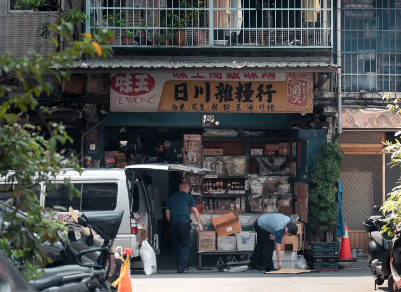 现代仓储物流中堆高车与搬运车的选型与配置方案