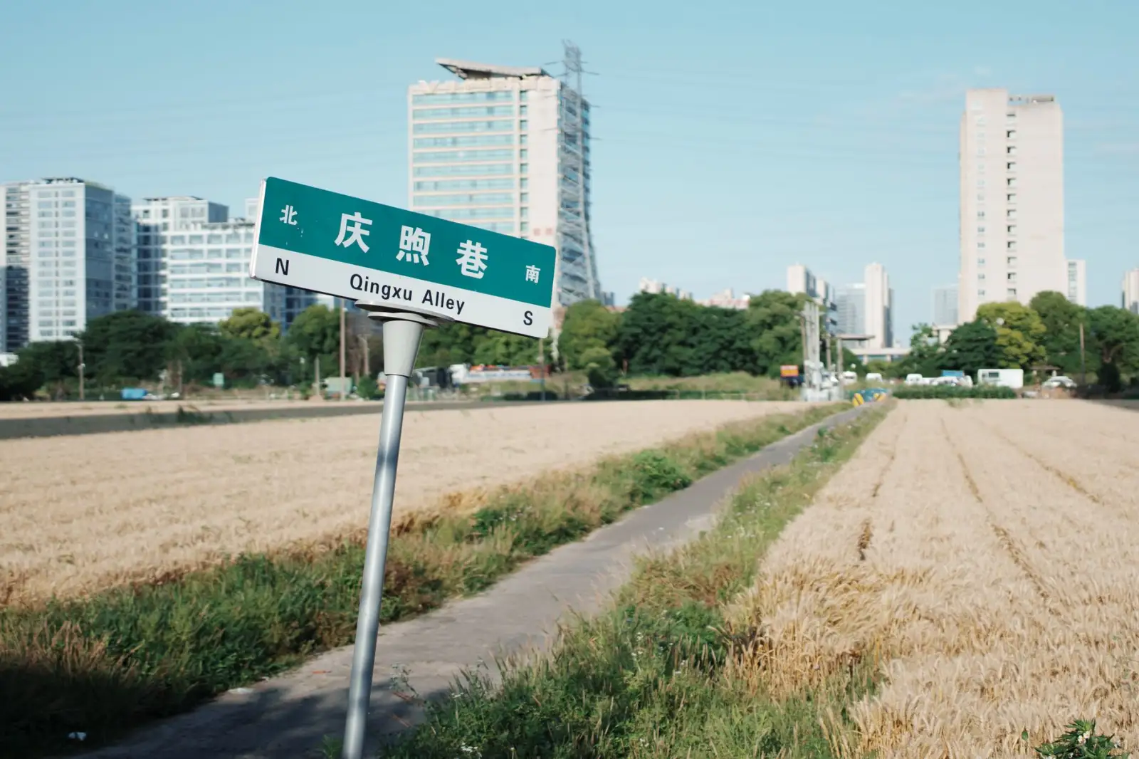 工厂仓储搬运效率提升方案：骁冠堆高车与搬运车组合应用